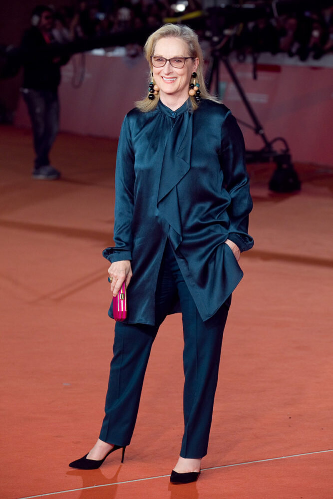 merylstreep-fall-winter-greyhair-blue-navy-slim-pants-blue-navy-top-blouse-earrings-teal-clutch-pumps-dinner.jpg