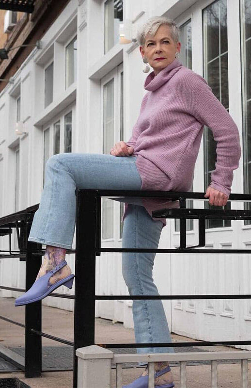 fall-winter-grayhair-blue-light-crop-jeans-pink-light-sweater-purple-shoe-flats-lunch.jpg