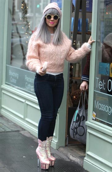 marinadiamandis-fall-winter-grayhair-jeans-pink-light-sweater-beanie-sun-pink-shoe-booties-lunch.jpg