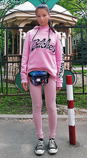 pink-light-leggings-blue-bag-fannypack-black-shoe-sneakers-pink-light-sweater-sweatshirt-hoodie-graphic-brun-braid-fall-winter-weekend.jpg
