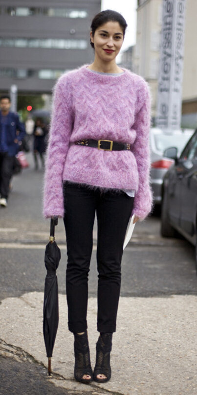 black-skinny-jeans-belt-pink-light-sweater-brun-bun-black-shoe-sandalh-fall-winter-dinner.jpg