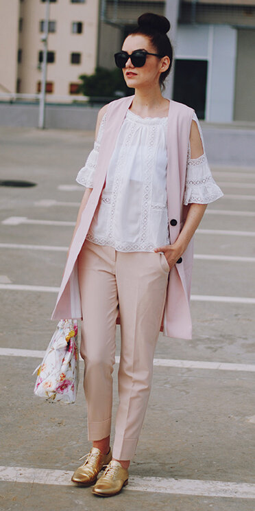 r-pink-light-slim-pants-white-top-blouse-peasant-pink-light-vest-tailor-white-bag-sun-bun-tan-shoe-brogues-metallic-howtowear-fashion-spring-summer-style-outfit-brun-lunch.jpg