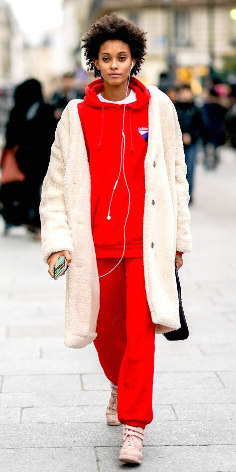 red-joggers-pants-pink-shoe-sneakers-white-jacket-coat-layer-red-sweater-sweatshirt-hoodie-brun-fall-winter-weekend.jpg