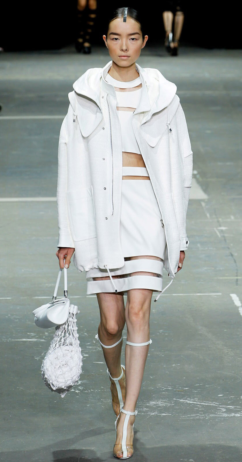 white-mini-skirt-match-set-white-crop-top-brun-white-shoe-sandalh-mono-white-jacket-coat-parka-spring-summer-dinner.jpg