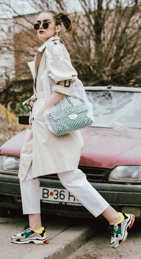 white-slim-pants-tan-jacket-coat-trench-green-bag-net-tan-shoe-sneakers-hoops-hairr-pony-sun-spring-summer-weekend.jpg