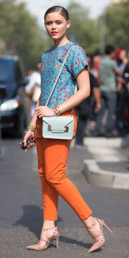 orange-slim-pants-blue-light-top-print-white-bag-bun-tan-shoe-pumps-howtowear-fashion-style-outfit-spring-summer-hairr-dinner.jpg