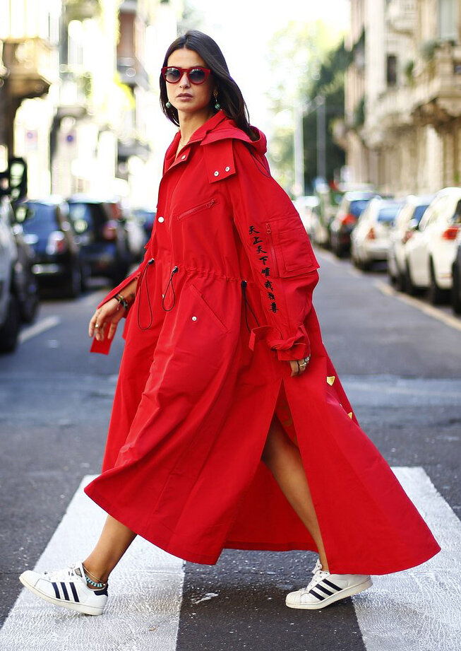red-jacket-coat-parka-oversized-white-shoe-sneakers-hairr-sun-fall-winter-weekend.jpg