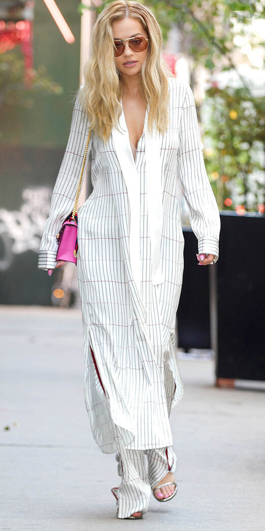 white-dress-shirt-layer-pink-bag-blonde-ritaora-sun-spring-summer-dinner.jpg