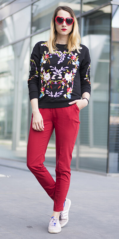 red-joggers-pants-black-sweater-sweatshirt-embroidered-blonde-sun-white-shoe-sneakers-fall-winter-weekend.JPG