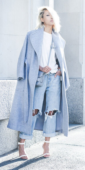 blue-light-boyfriend-jeans-white-tee-blue-bag-white-shoe-sandalh-blue-light-jacket-coat-blonde-spring-summer-lunch.jpg