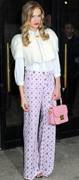 purple-light-wideleg-pants-print-white-top-blouse-pink-bag-mini-howtowear-fashion-style-outfit-spring-summer-blonde-dinner.jpg