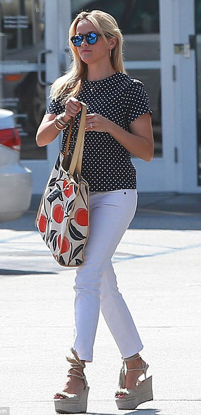 white-skinny-jeans-black-top-dot-print-sun-tan-shoe-wedges-reesewitherspoon-howtowear-style-spring-summer-blonde-lunch.jpg