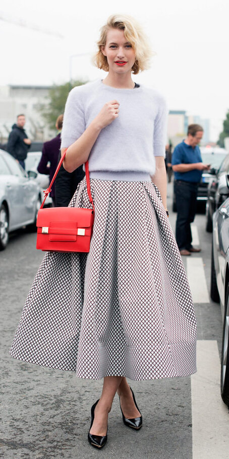grayl-midi-skirt-grayl-sweater-wear-outfit-spring-summer-black-shoe-pumps-red-bag-streetstyle-blonde-dinner.jpg
