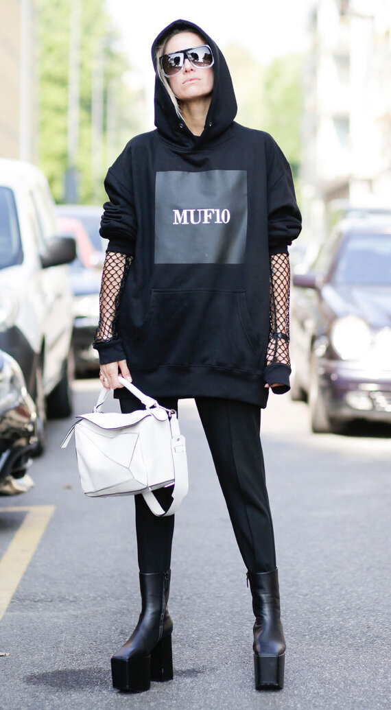 black-leggings-white-bag-black-sweater-sweatshirt-hoodie-sun-black-shoe-booties-fall-winter-weekend.jpg