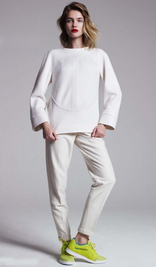 white-chino-pants-white-sweater-green-shoe-sneakers-spring-summer-style-fashion-wear-blonde-weekend.jpg