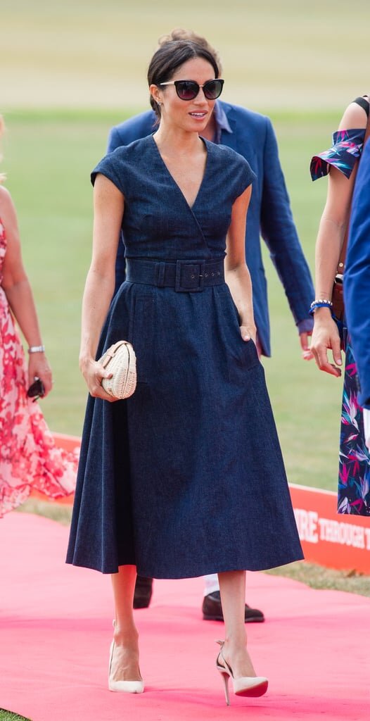 meghanmarkle-blue-navy-dress-midi-tan-shoe-pumps-brun-sun-spring-summer-dinner.jpg