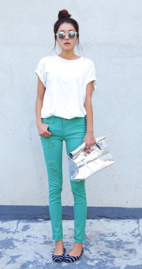green-emerald-skinny-jeans-white-tee-sun-bun-blue-shoe-flats-howtowear-style-fashion-spring-summer-brun-lunch.jpg