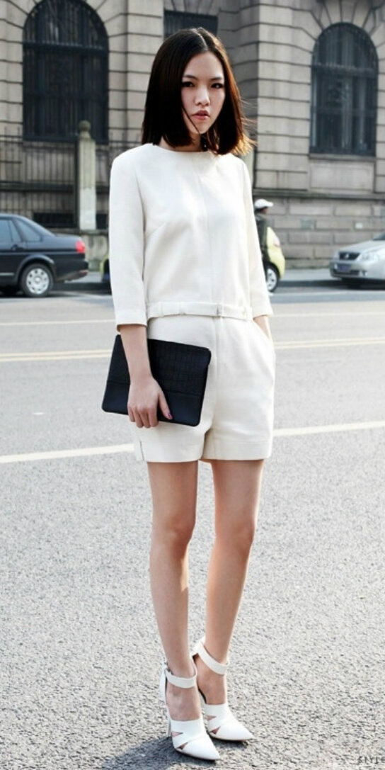 how-to-style-white-shorts-white-top-match-set-all-white-white-shoe-pumps-black-bag-clutch-brun-spring-summer-fashion-dinner.jpg