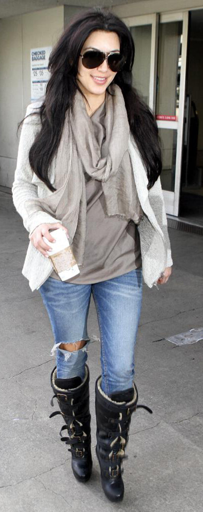 blue-light-skinny-jeans-tan-scarf-white-jacket-black-shoe-boots-sun-kimkardashian-brun-fall-winter-weekend.jpg