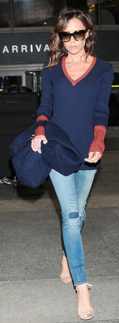 blue-light-skinny-jeans-blue-navy-sweater-vneck-tan-shoe-sandalh-sun-victoriabeckham-brun-fall-winter-lunch.jpg