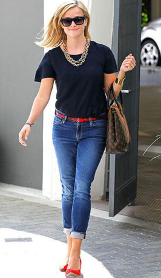 blue-med-skinny-jeans-blue-navy-tee-red-shoe-pumps-chain-necklace-brown-bag-sun-howtowear-style-fashion-spring-summer-reesewitherspoon-belt-blonde-work.jpg