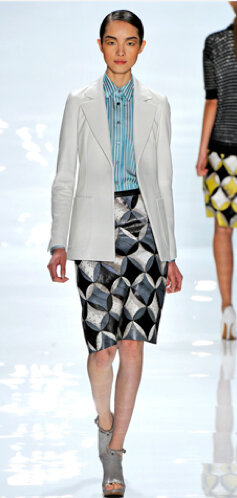 black-pencil-skirt-blue-light-collared-shirt-white-jacket-blazer-print-gray-shoe-sandalw-bun-dereklam-howtowear-fashion-style-outfit-spring-summer-brun-work.jpg