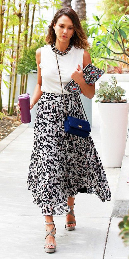 black-midi-skirt-white-tee-blue-bag-crossbody-howtowear-fashion-style-outfit-spring-summer-necklace-chain-print-wedge-gray-shoe-sandalw-jessicaalba-hairr-lunch.jpg