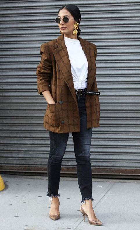 black-skinny-jeans-tan-shoe-pumps-brown-jacket-blazer-oversized-white-tee-belt-earrings-brun-sun-fall-winter-lunch.jpg