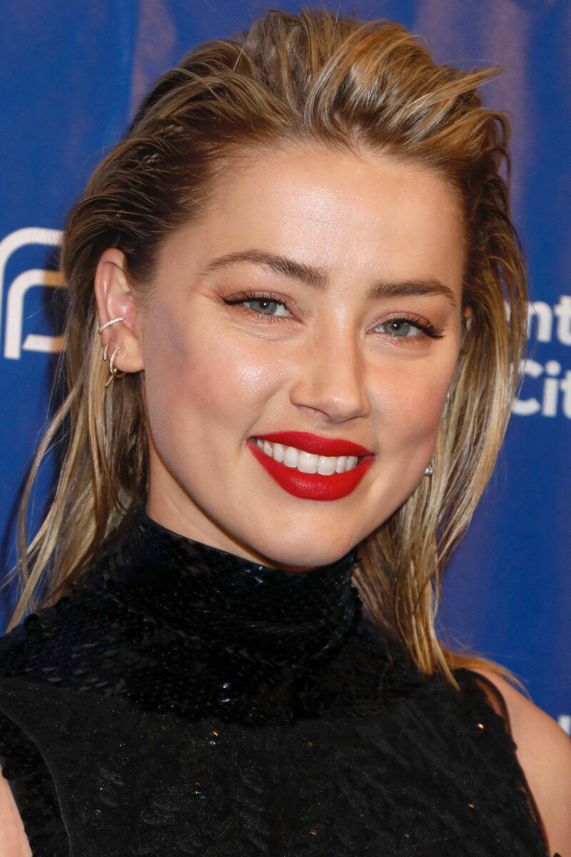 hair-makeup-amberheard-blonde-red-lipstick-slicked-back.jpg