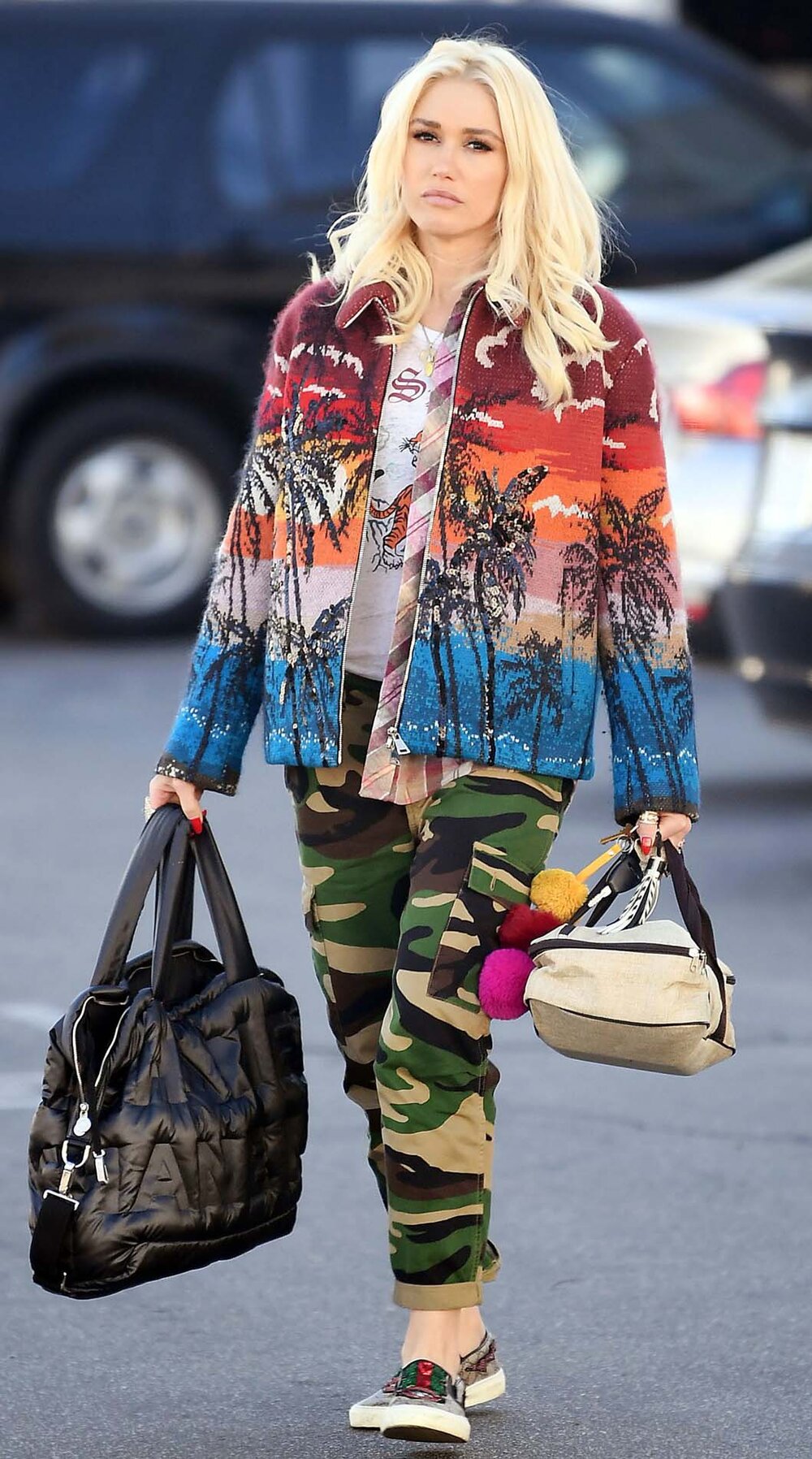 green-olive-chinos-pants-camo-print-mix-white-graphic-tee-red-jacket-bomber-black-bag-blonde-gwenstefani-fall-winter-weekend.jpg