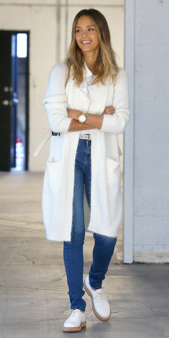 blue-navy-skinny-jeans-white-shoe-brogues-blonde-white-cardiganl-jessicaalba-fall-winter-weekend.jpg