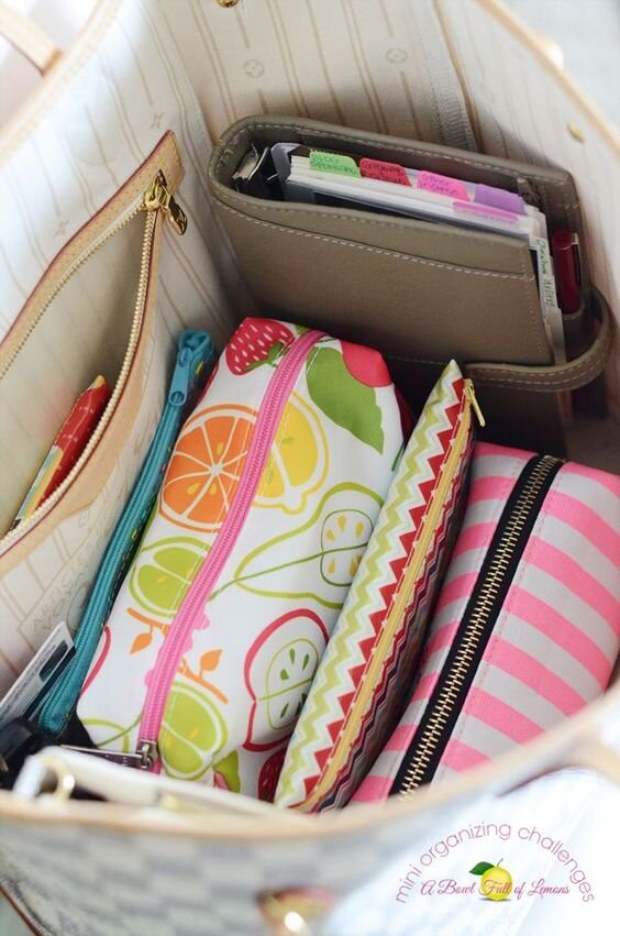how-to-organize-purse-handbag-keep-clean-tips-tricks-best-inserts-wallet-makeup-bag-cute.jpg