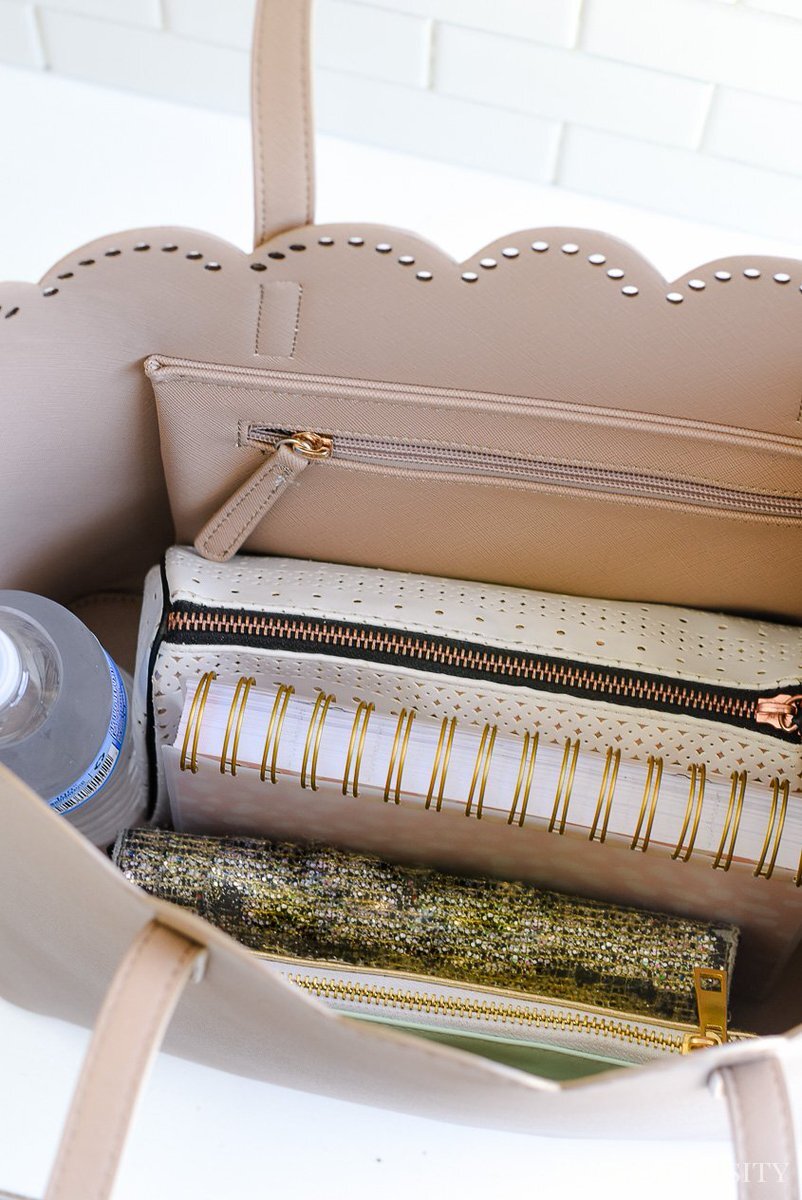 how-to-organize-purse-handbag-keep-clean-tips-tricks-best-inserts-wallet-makeup-bag-tote-cute.jpg