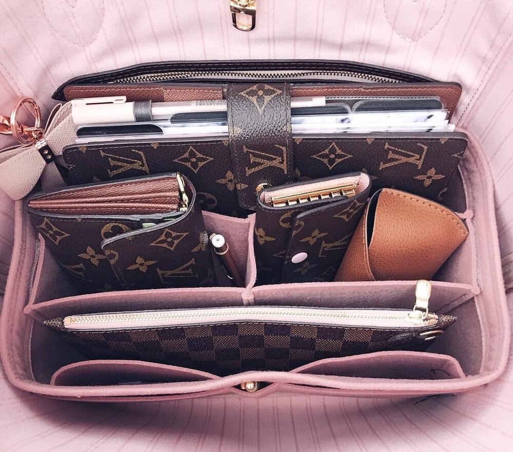 how-to-organize-purse-handbag-keep-clean-tips-tricks-best-inserts-wallet-makeup-bag-accessory.jpg