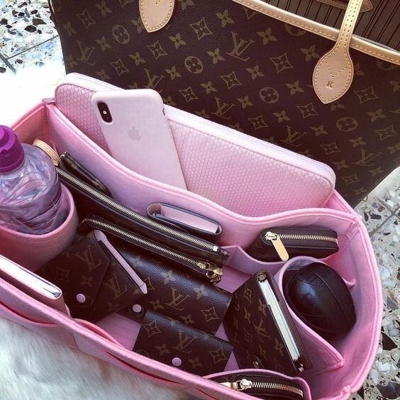 how-to-organize-purse-handbag-keep-clean-tips-tricks-best-inserts-wallet-makeup-bag-accessories.jpg