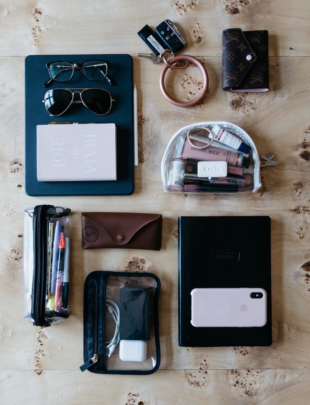 how-to-organize-purse-handbag-keep-clean-tips-tricks-best-inserts-wallet-makeup-bag-quick-tips-to-organize-piurse.jpg