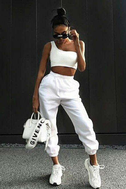 Black Sweatpants with White Athletic Shoes Outfits For Women (3