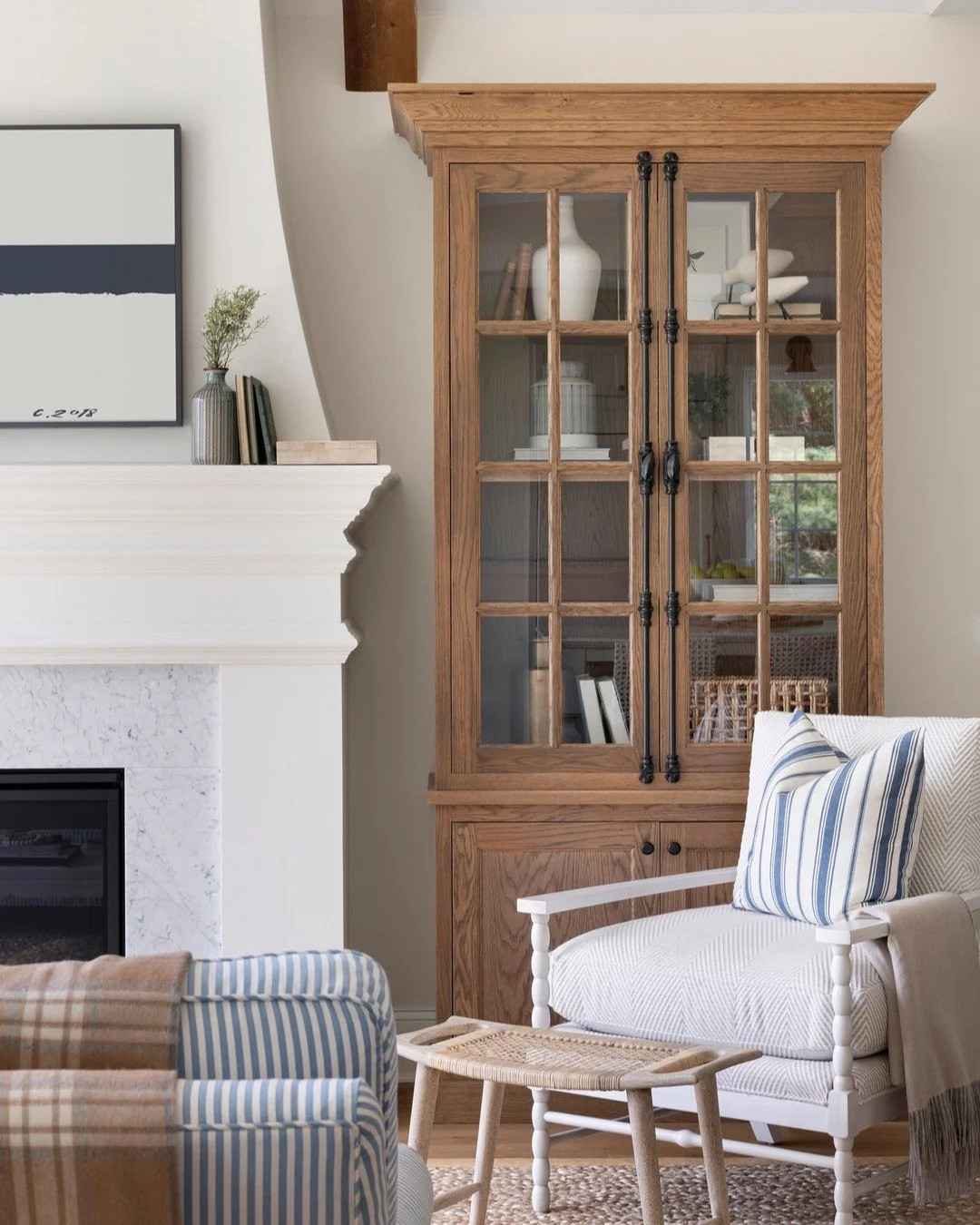 The cabinets in the living room of our lake home project are absolutely stunning!

#lakehome #livingroomdesign #cabinetdesign #customhomes #homedesign #mnhomes