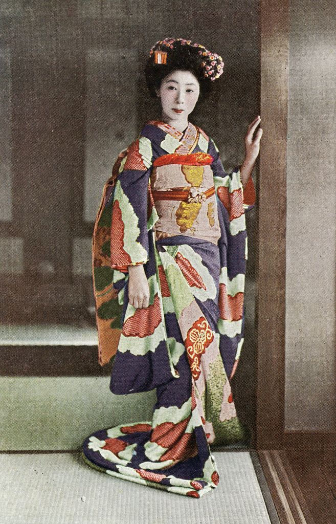 Shibori Hikizuri 1920s Ѯ Maiko (Apprentice Geisha) wearing a beautiful Shibori