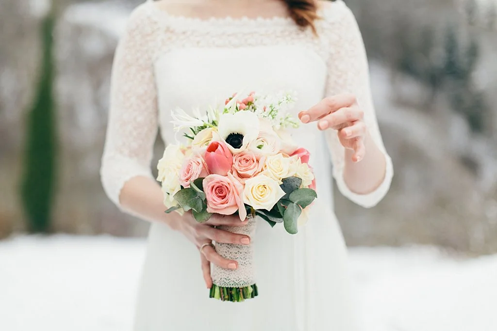 Blumendekoration für eine Winterhochzeit im Schnee