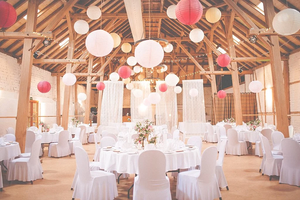 Hochzeit mit Messing, Holz und Rosatönen
