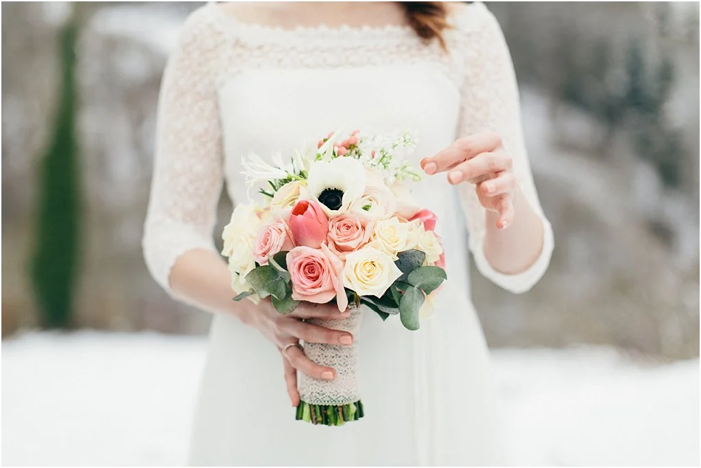 Dekoration für eine Winterhochzeit im Schnee