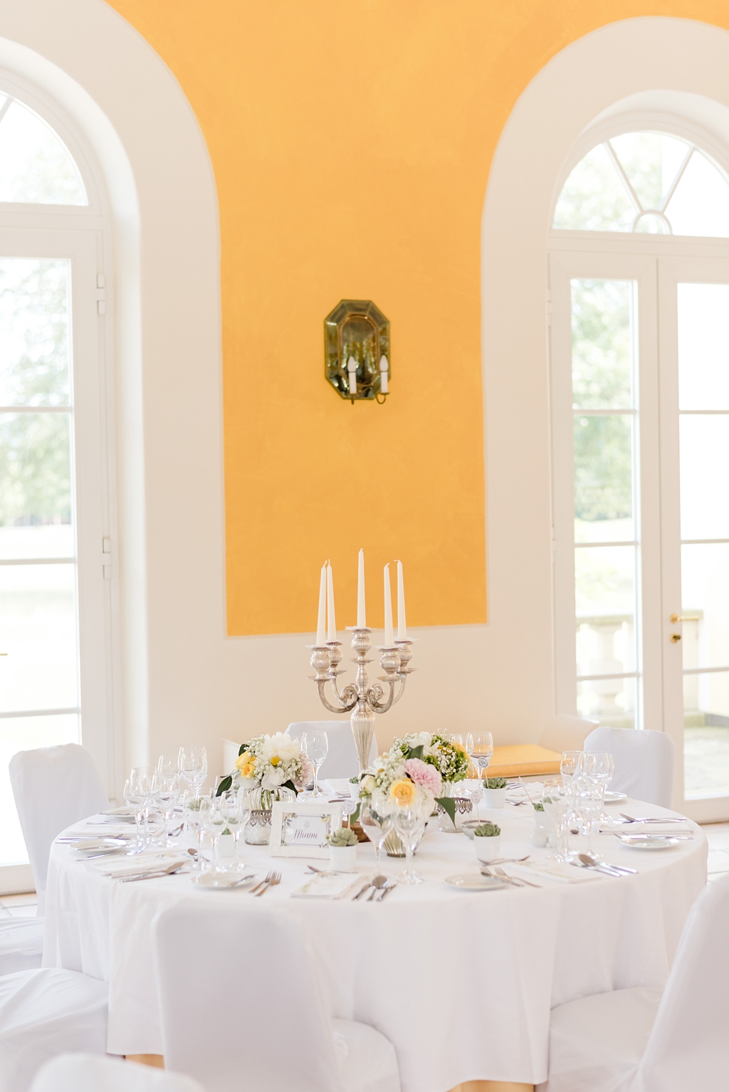 Modernes Farbkonzept mit Gelb in der Orangerie Kilchberg