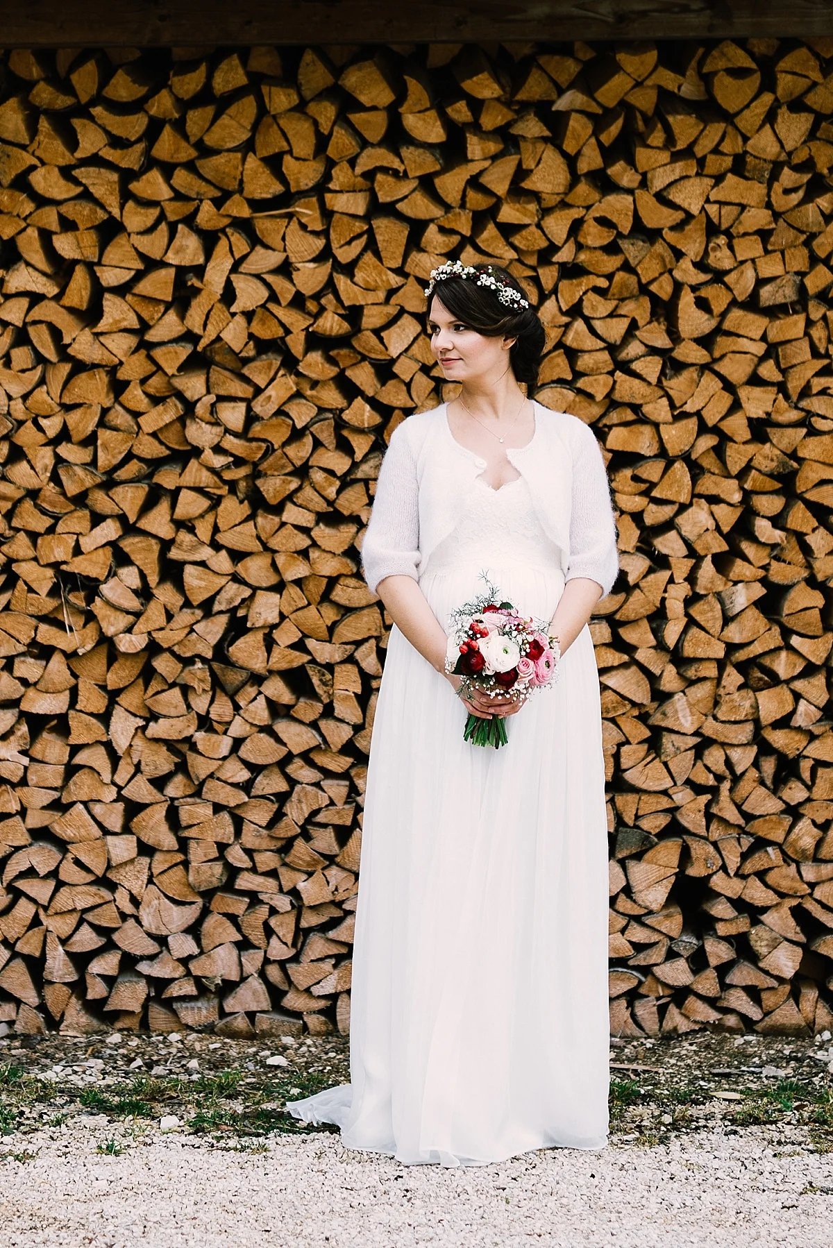 Winterliche Dekoration mit Gold, Holz und Granatäpfeln