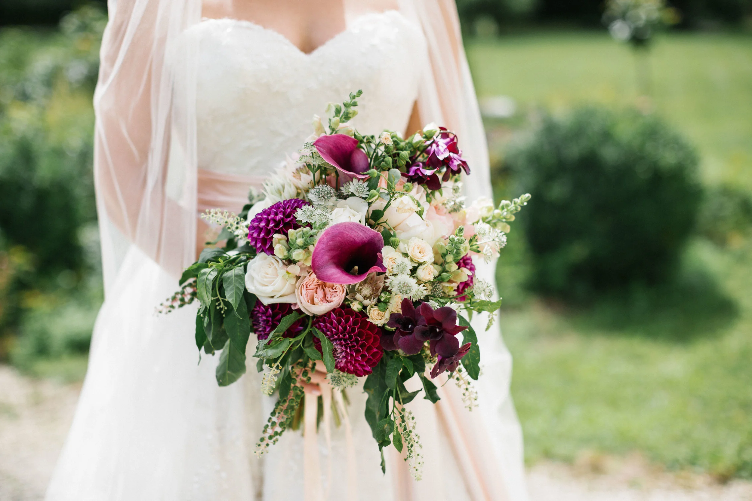 Romantisch und extravagant mit Callas und Beerentönen