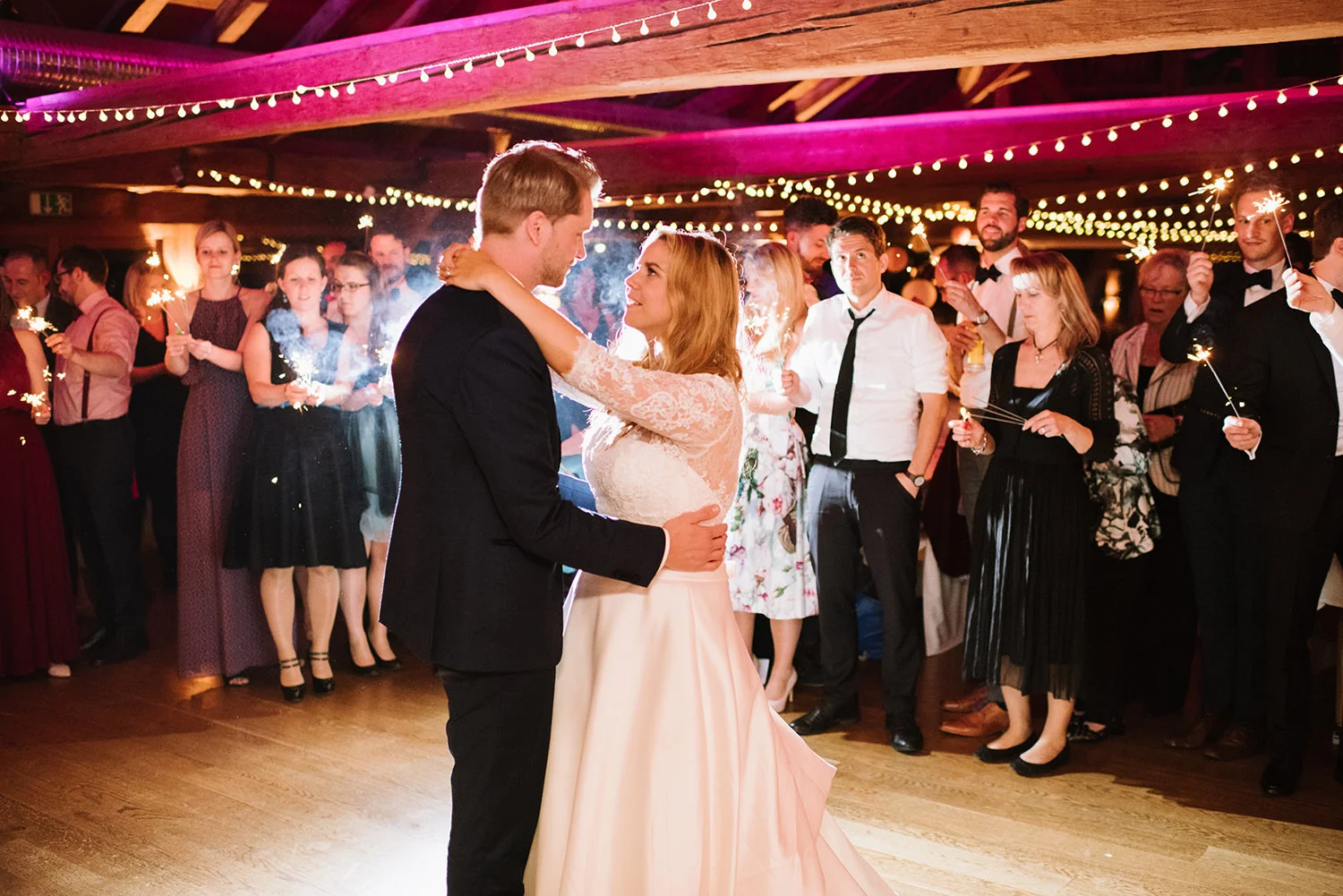 Stimmungsbild Brautpaartanz mit Lichterketten.jpg