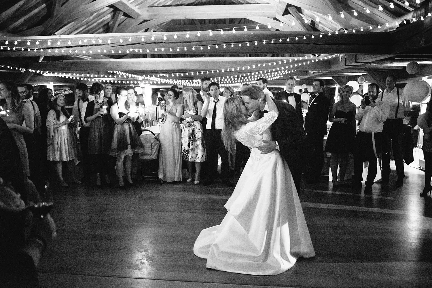 Stimmungsbild Brautpaartanz mit Lichterketten2.jpg