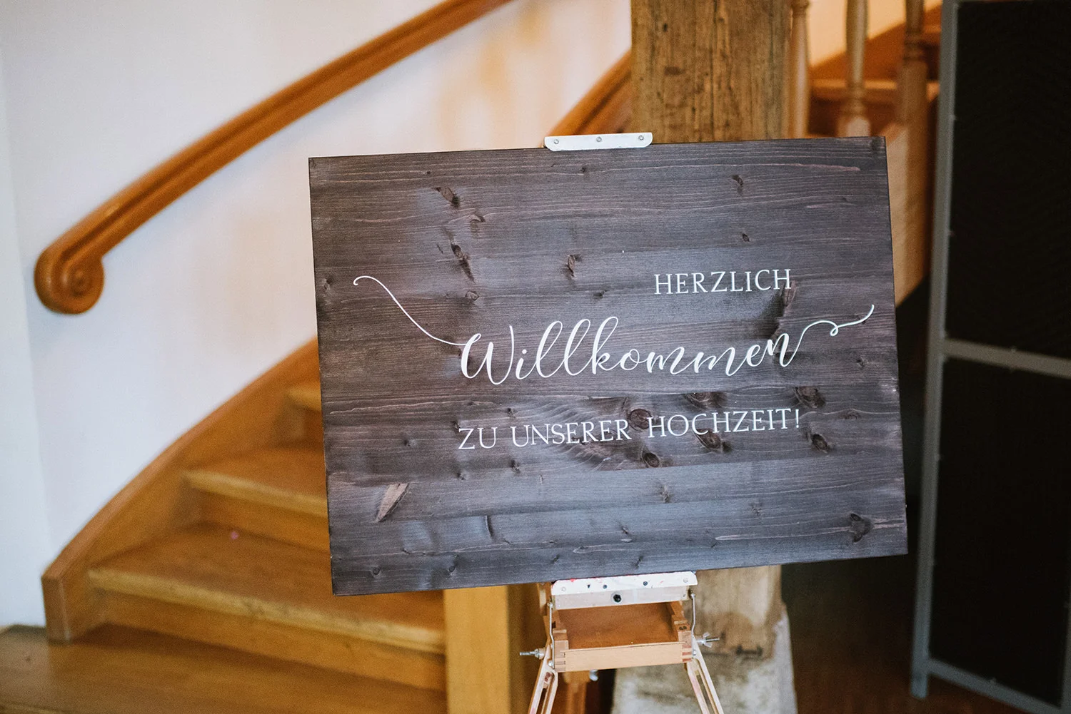 %22Herzlich WIllkommen%22 Schild vor Treppenaufgang, auf Staffelei.jpg