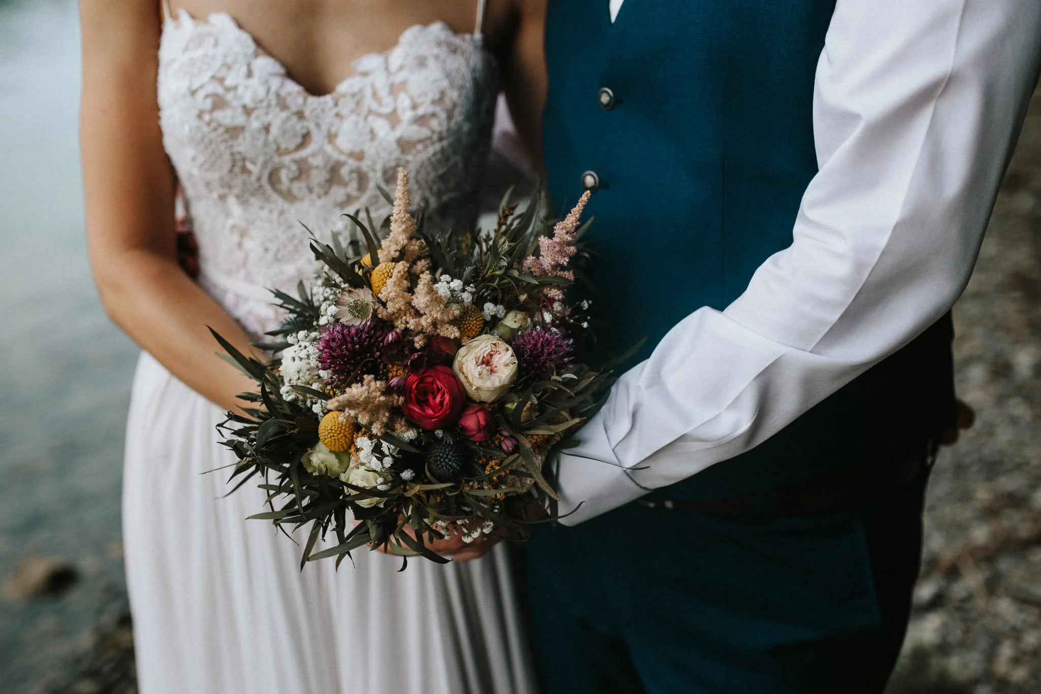Sommerliche Blumenwiesenhochzeit in der Schweiz