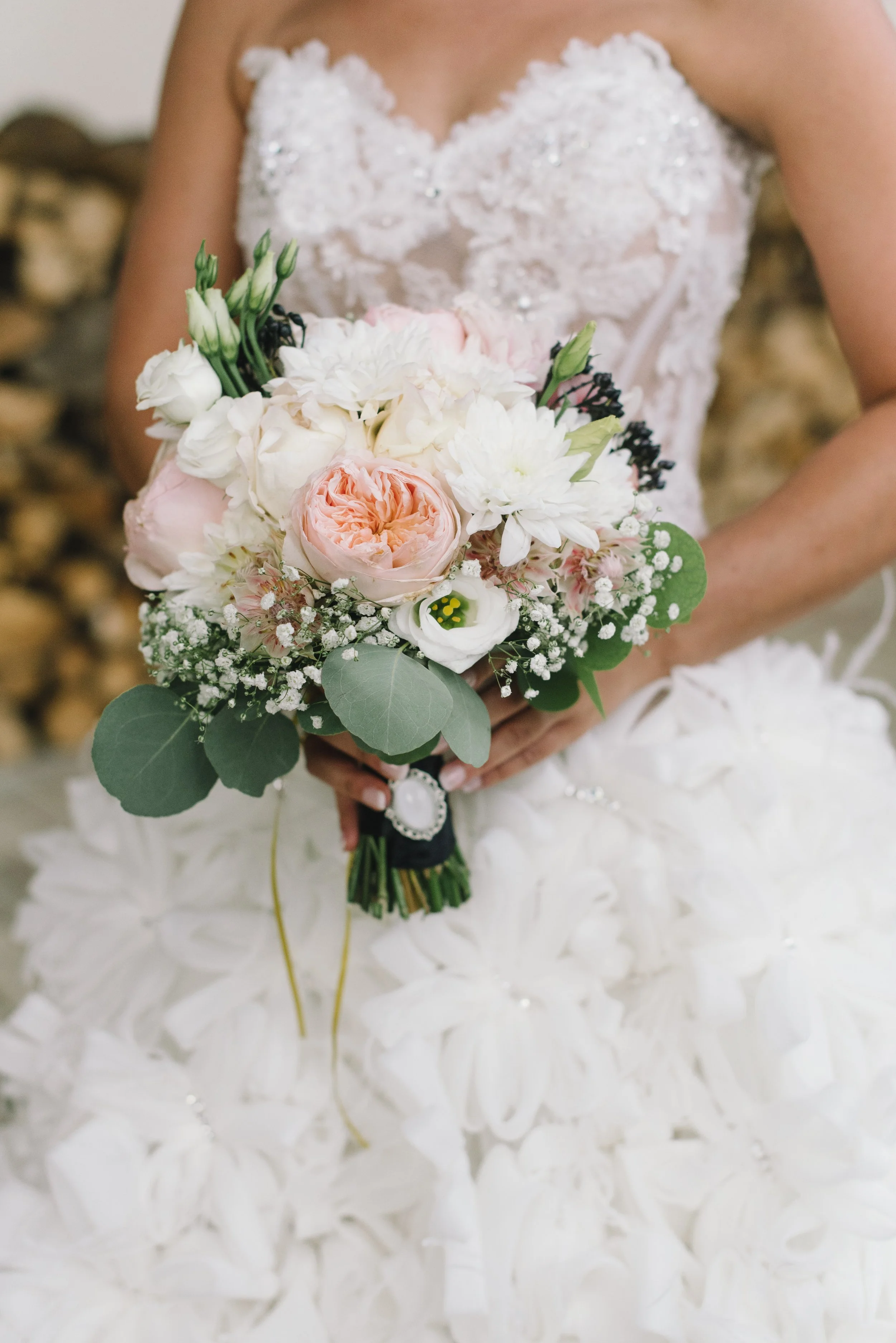 Hochzeit in Pastell und Schwarz auf dem Hofgut Maisenburg